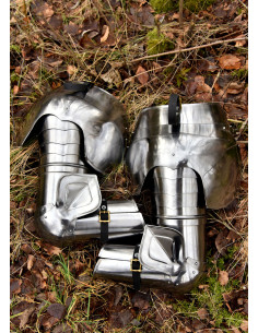 Armatura medievale e spallacci in acciaio 2