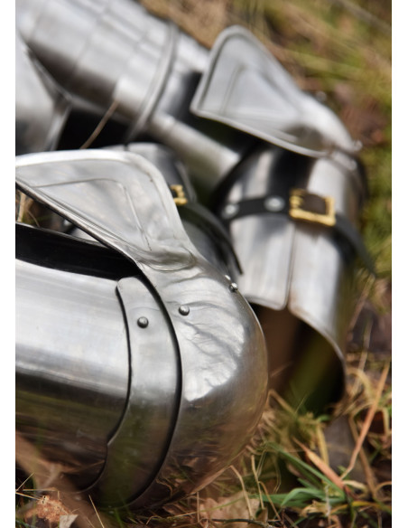 Armatura medievale e spallacci in...