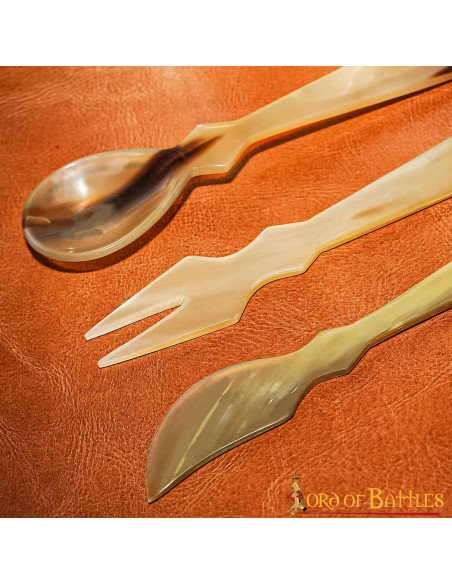 Set di 3 posate medievali in corno...