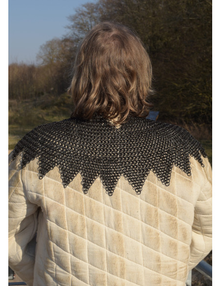 Cotta di maglia nera del mantello del...