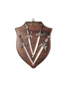 Panoplia medievale con 4 pugnali diversi (28x22 cm.)