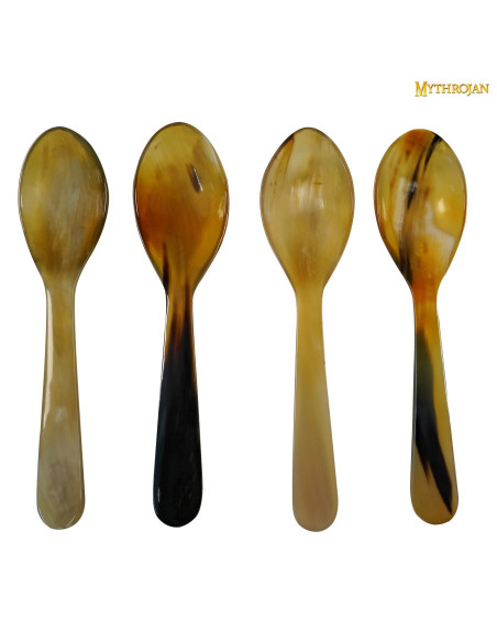 Set di 4 cucchiai medievali in corno...