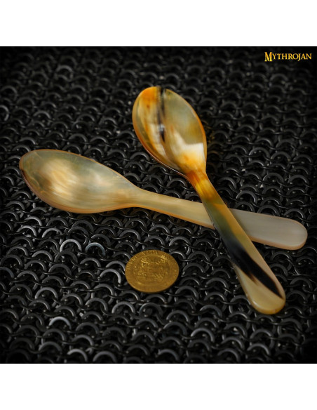 Set di 4 cucchiai medievali in corno...