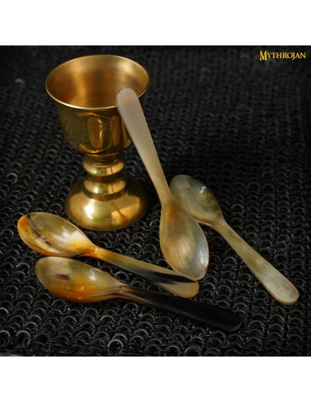 Set di 4 cucchiai medievali in corno...