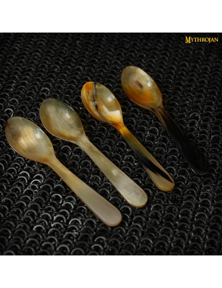 Set di 4 cucchiai medievali in corno...