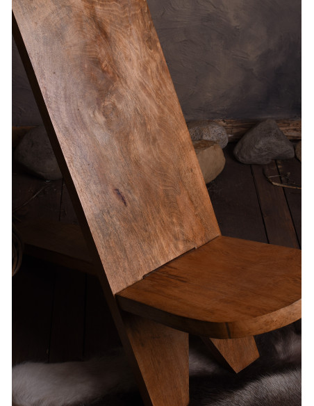 Sedia medievale in legno a forma di X...