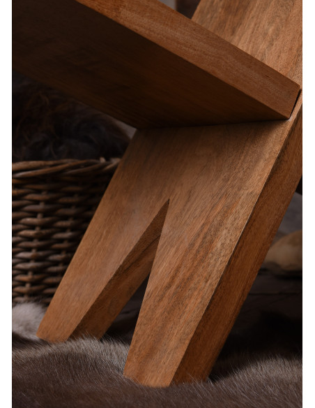 Sedia medievale in legno a forma di X...