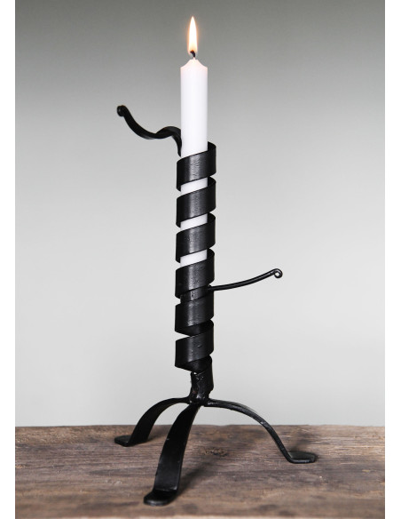 Candeliere medievale intrecciato...