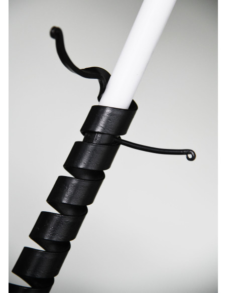 Candeliere medievale intrecciato...