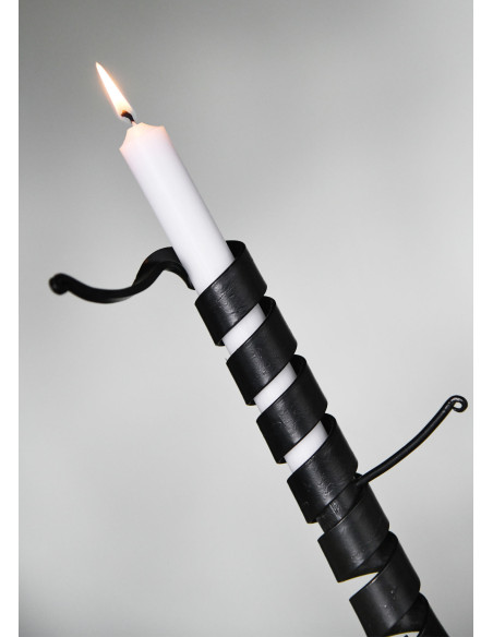 Candeliere medievale intrecciato...