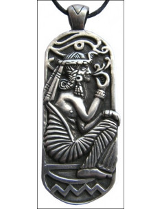ciondolo egiziano seduto