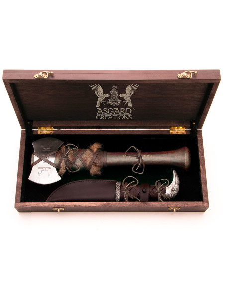 Ascia vichinga e set di coltelli con... Ascia vichinga e set di coltelli con...