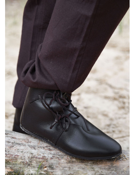 Stivaletti medievali con lacci,...