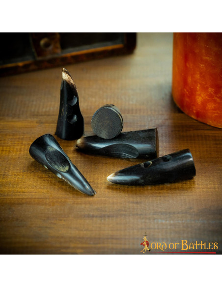 Set di 5 fermagli in corno medievali...