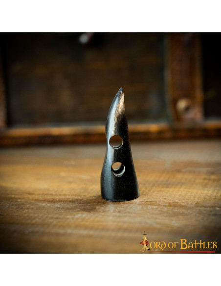 Set di 5 fermagli in corno medievali...