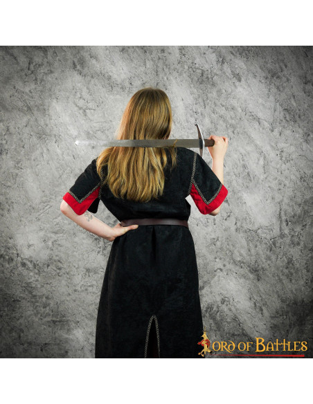 Tunica medievale nera con leone rampante