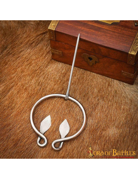 Spilla foglia celtica in acciaio...