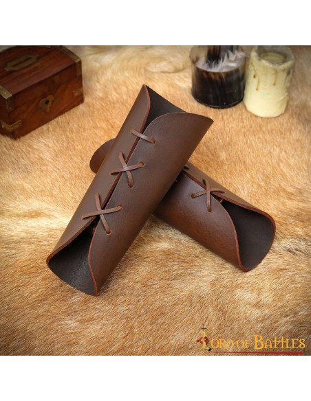 Bracciali medievali in pelle liscia...