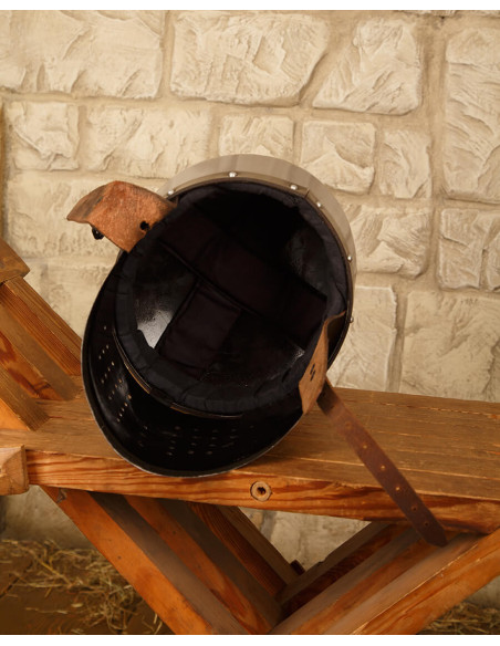 Elmo medievale in acciaio lucido...