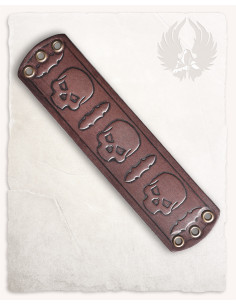 Bracciale gotico con teschi e spade, pelle marrone