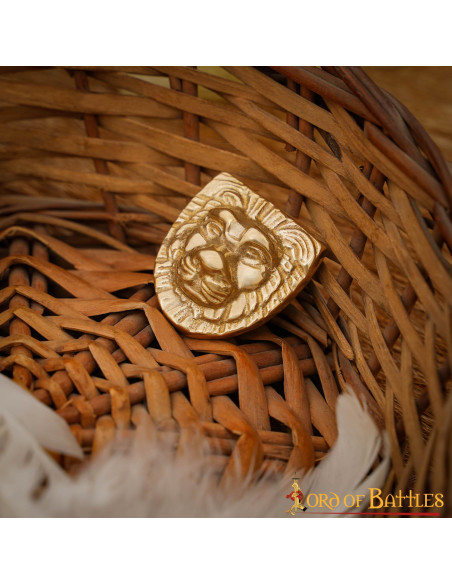 Lastra di ottone decorata con testa...