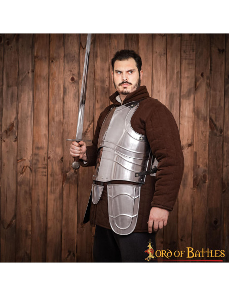 Corazza medievale in acciaio con cinghie