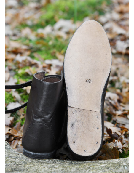 Stivaletti medievali, 2 fibbie, marroni