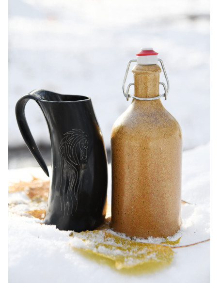 Boccale di birra vichingo cavalli in...