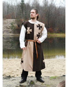 Tabardo medievale con croci templari in marrone