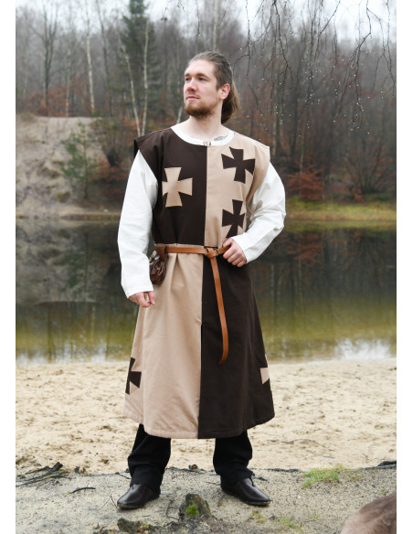 Tabardo medievale con croci templari...