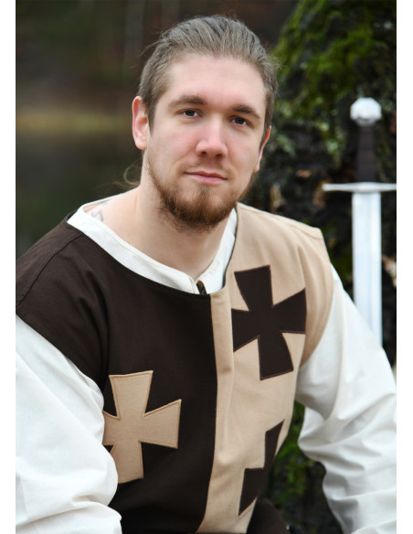 Tabardo medievale con croci templari...