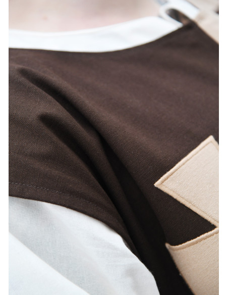 Tabardo medievale con croci templari...