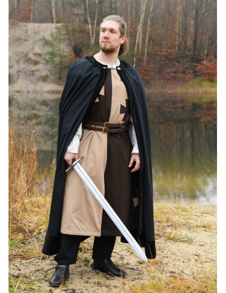 Tabardo medievale con croci templari...