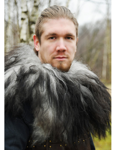 Coprispalle per guerrieri in montone...