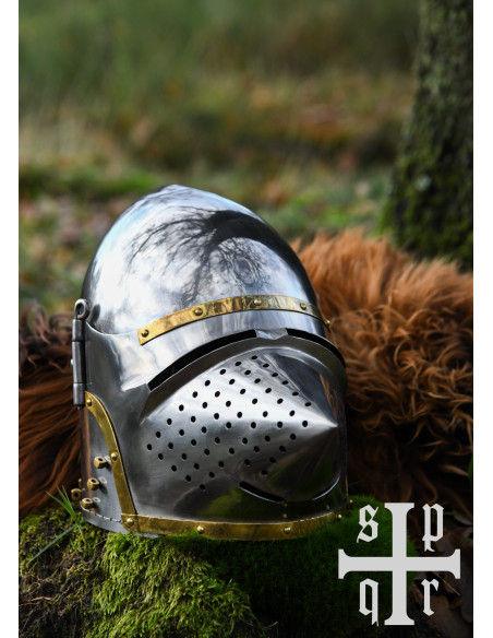 Bacino medievale a becco con visiera...