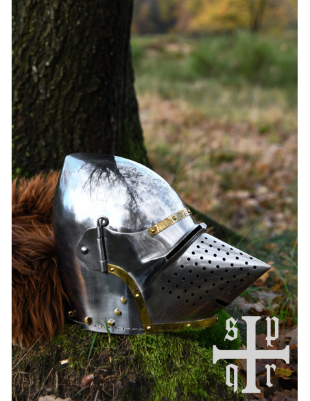 Bacino medievale a becco con visiera...