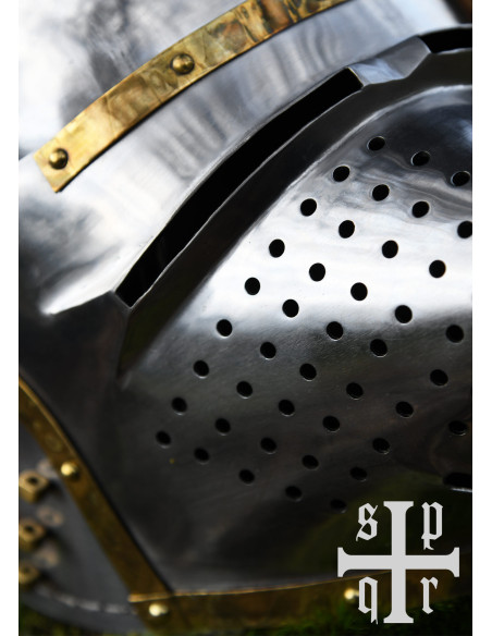 Bacino medievale a becco con visiera...