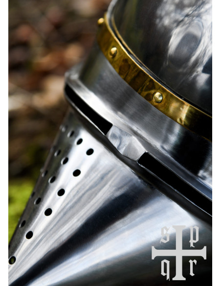 Bacino medievale a becco con visiera...