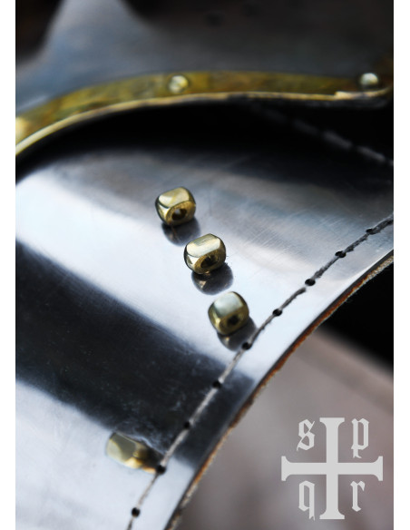 Bacino medievale a becco con visiera...