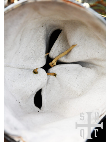 Bacino medievale a becco con visiera...