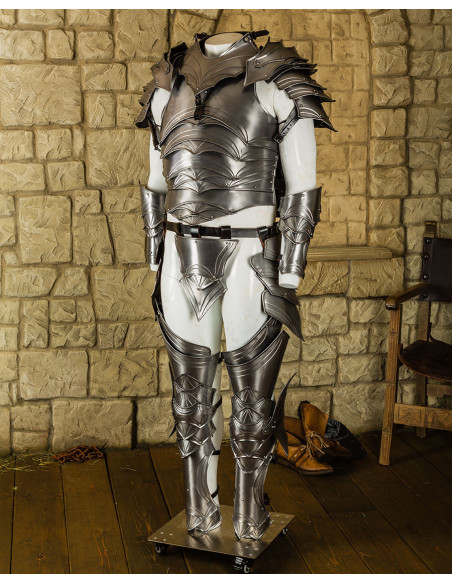 Pettorale medievale in acciaio lucido...