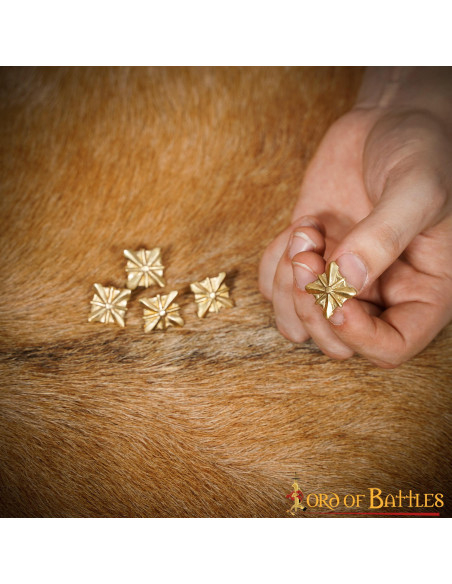 Set di 5 supporti medievali in ottone...