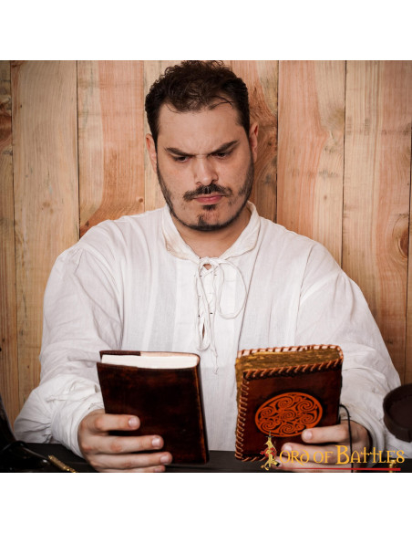 Diario medievale con nodo celtico in...