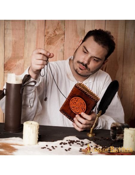 Diario medievale con nodo celtico in...