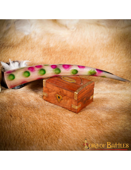 Corno per bere decorato con puntini...