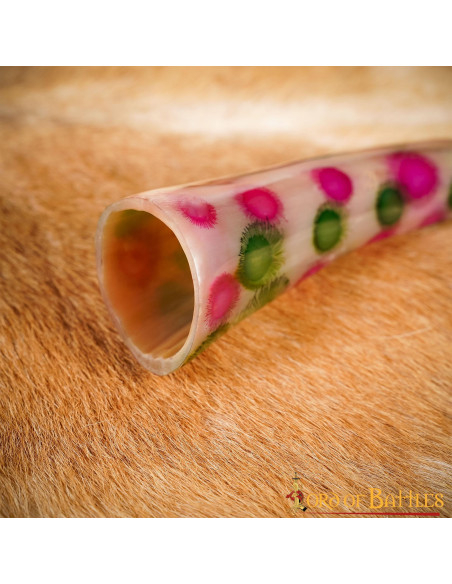 Corno per bere decorato con puntini...