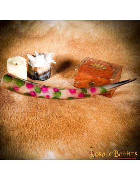 Corno per bere decorato con puntini...