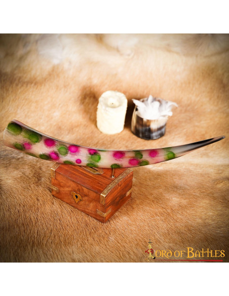 Corno per bere decorato con puntini...