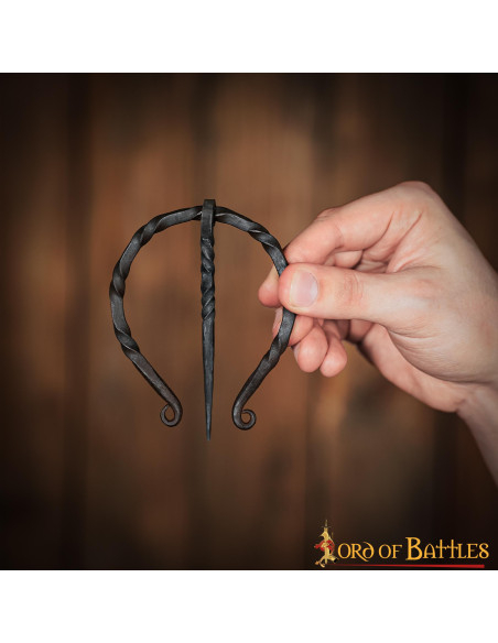 Chiusura a fibula per mantello in...