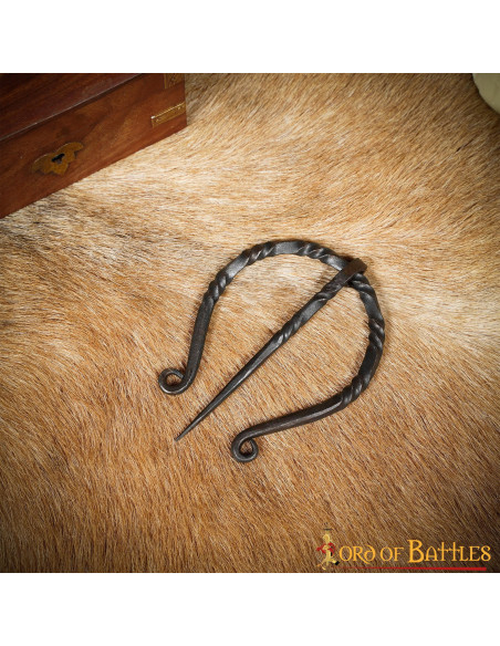 Chiusura a fibula per mantello in...